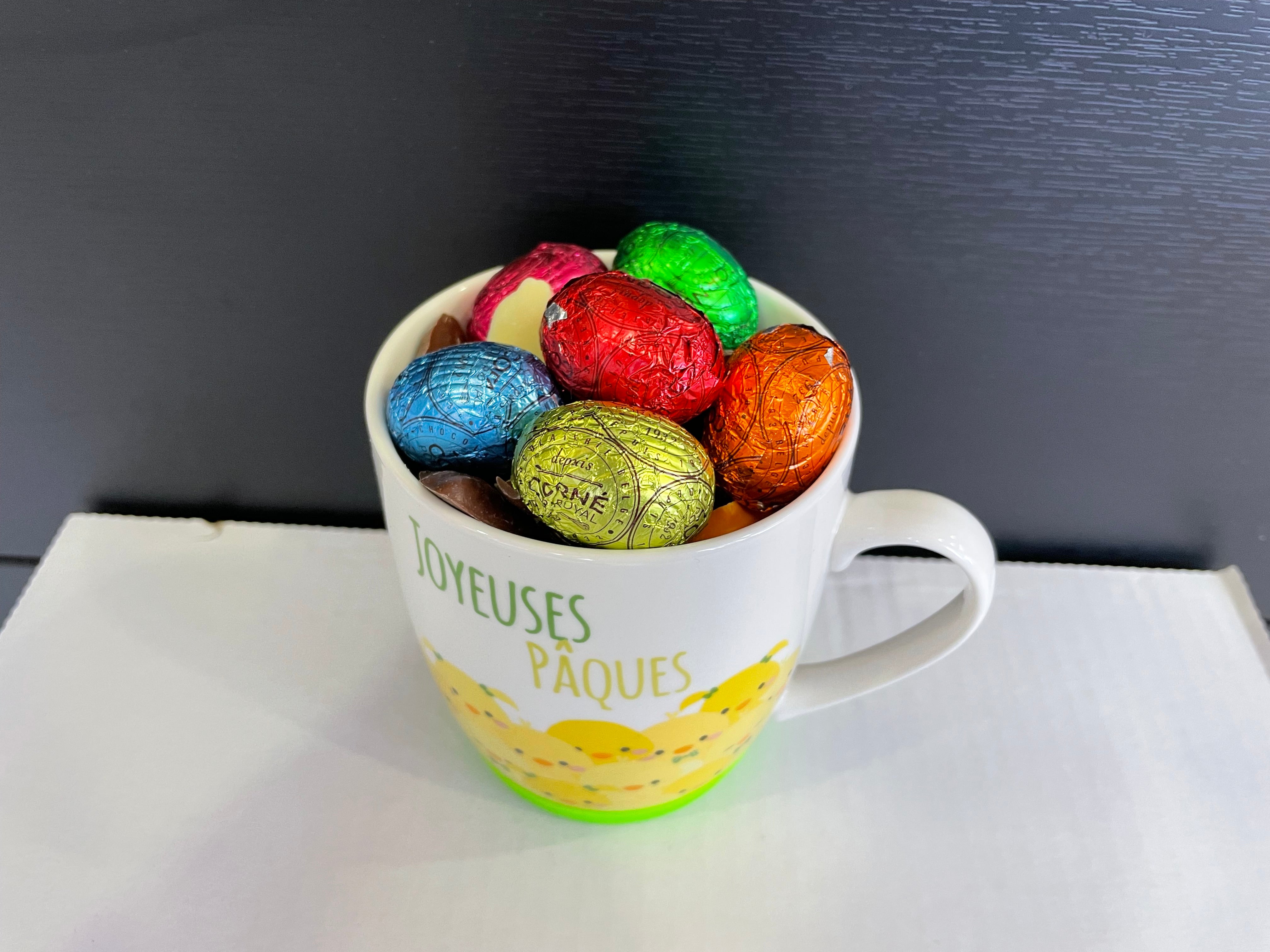 Mug poussin garni de 300 g de fritures et petits oeufs enveloppés assortis