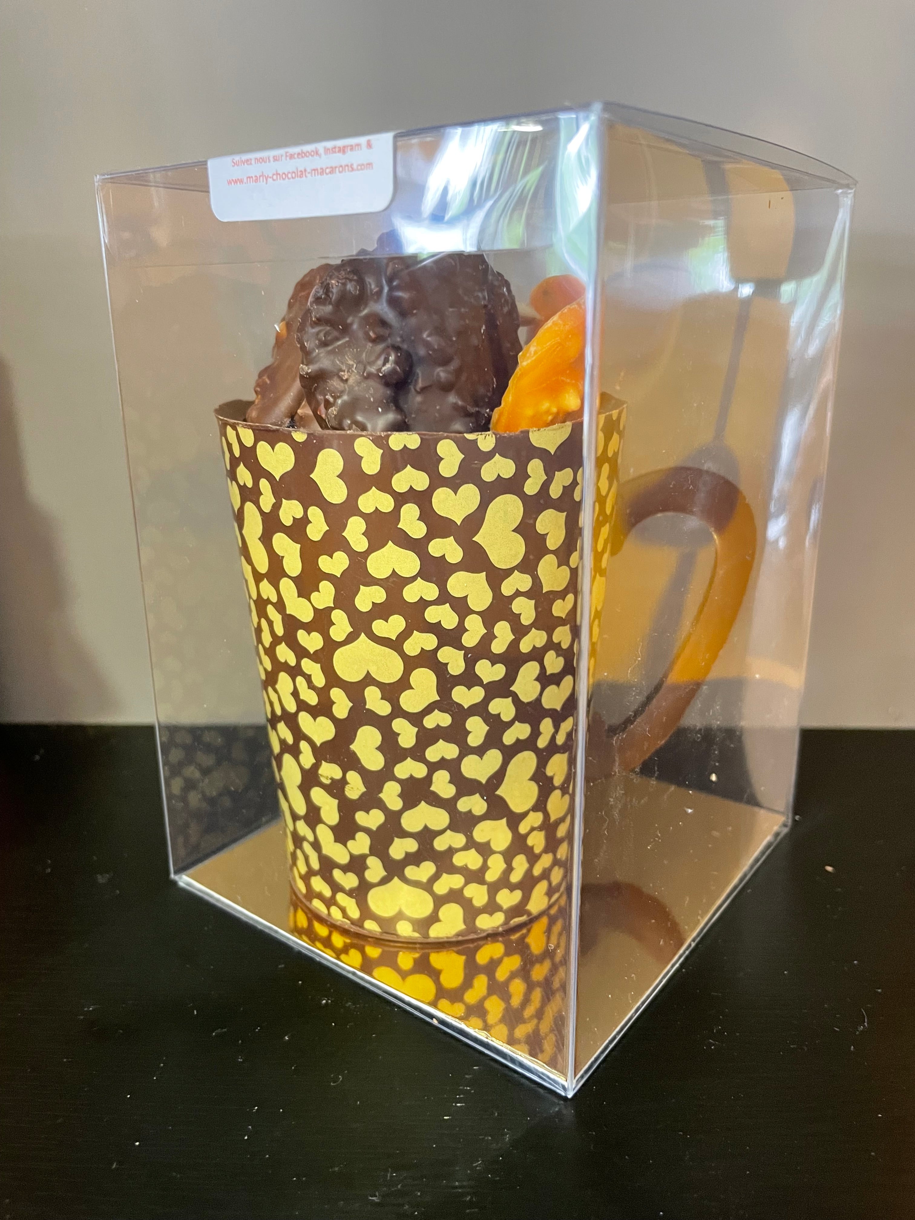 Tasse chocolat noir ou lait garnie de tuiles chocolatées aux amandes assorties (lait, noir, blanche, orange)