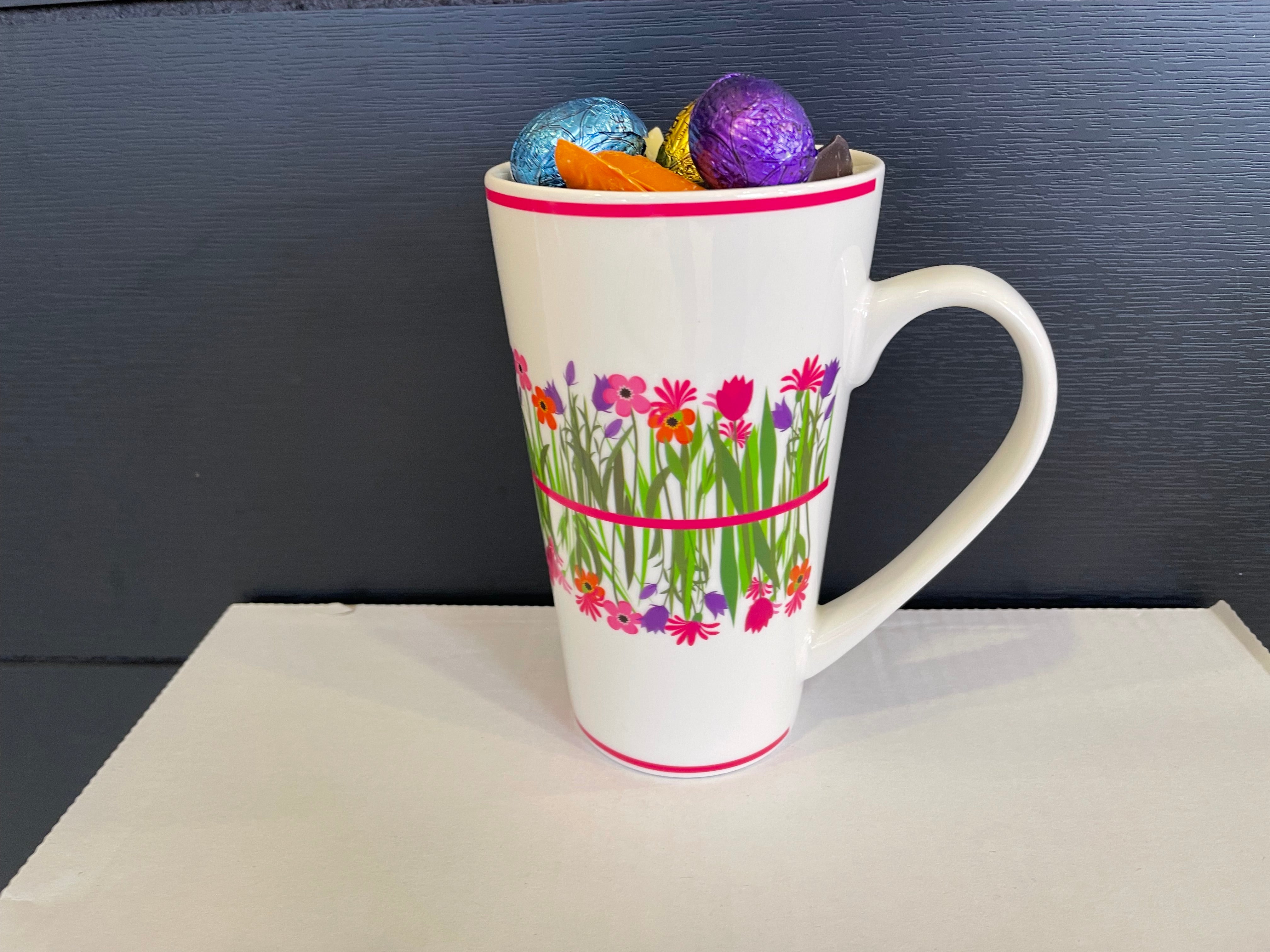 Tasse fleur garnie de 300 g de fritures et petits oeufs enveloppés assortis