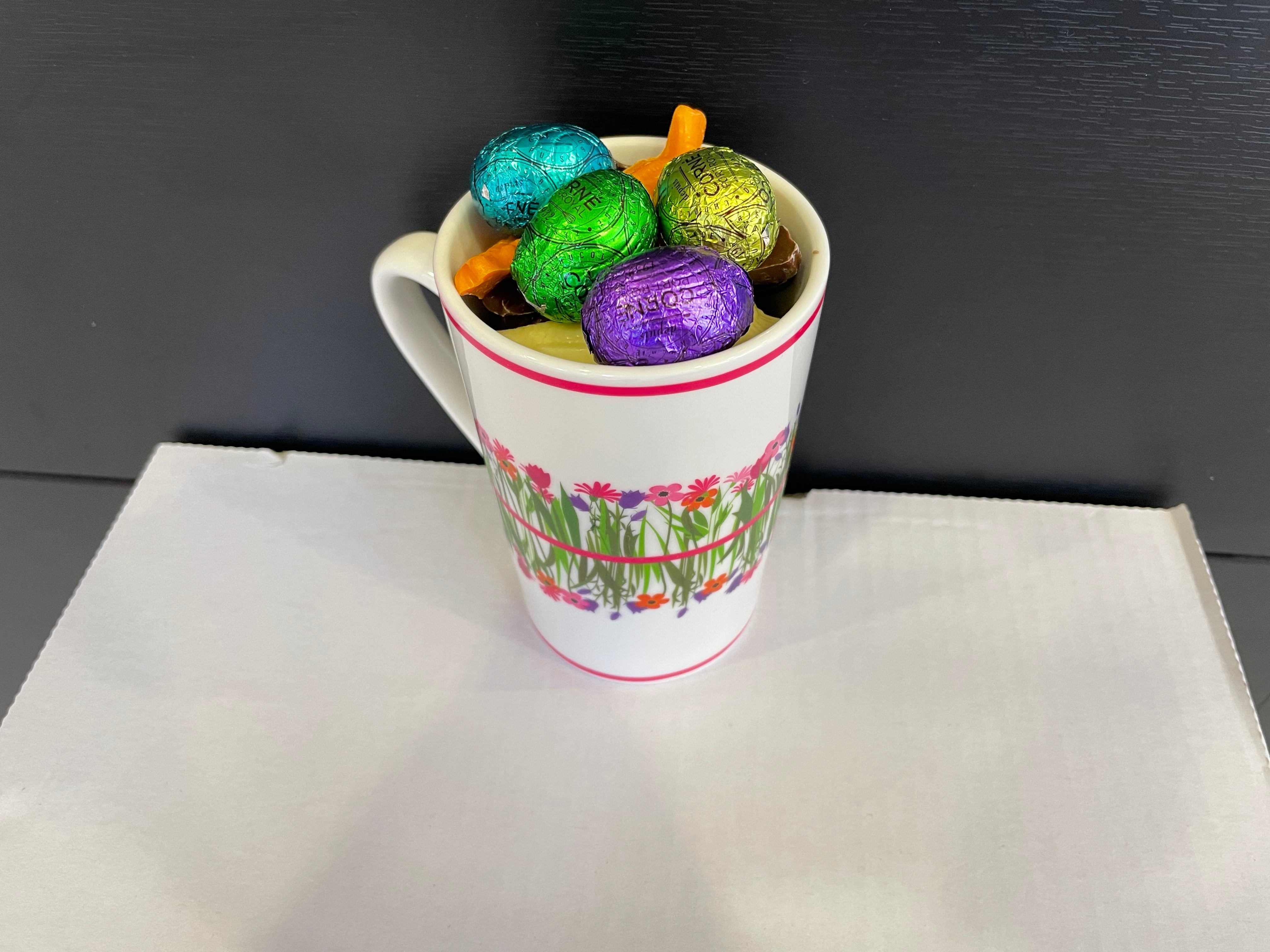 Tasse fleur garnie de 250 g de fritures et petits oeufs enveloppés assortis